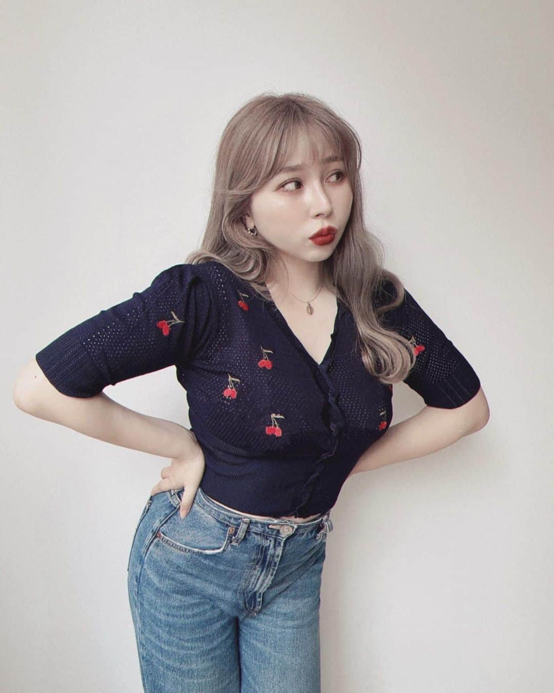 puinpiのインスタグラム：「デニムにさくらんぼちゃん🍒  お気に入りなのです♡  knit @puishop.official  denim  vintage  #Pui#Puishop #さくらんぼ#チェリー #ニット#ニットカーディガン #ヘアスタイル#ミルクティーベージュ#ハイトーン#プイ」