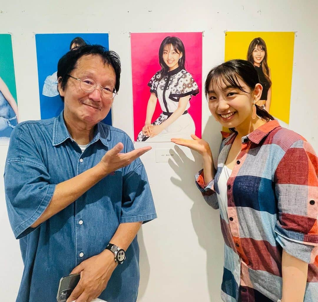 小林万希子さんのインスタグラム写真 - (小林万希子Instagram)「・  霜越先生が10年半もの長きに渡って掲載を続けてきた 大阪日日新聞『大阪モデルコレクション』  7月末で休刊する事になり、ファイナルステージとして たくさんのモデルの皆さんが掲載されました✨  そんな貴重なメンバーの中、7/22(土)「final stage 3」 8人のモデルさんの中に ユッキーも掲載していただきました🙏  なんと、貴重な経験❤️  そのお礼をお伝えしたい💓と 先生にお会いしに！  実は以前カレー好きなユッキーに先生が 「美味しいレトルトカレーあんねん！」と お土産にくださったのが白銀亭のカレー🍛  家で食べたら本当に美味しくて😍 (2つあったので私もちゃっかりいただきました✌️笑)  「先生！カレーめっちゃ美味しかったー💓 でどっか日空いてないです？」 「じゃ、その日白銀亭に行ってみん？」となり 3人で念願の白銀亭へ❤️  どの時間も満席🈵 でもさすが、本当に辛くて甘くて美味しい〜😍  とんかつカレーのとんかつも柔らかくて💓 辛口カレーが好きな方には『白銀亭』 めちゃオススメです‼️  その後は、先生のスタジオへ 『大阪モデルコレクション』ファイナルで掲載された写真が、ギャラリーにズラリと並べられていました♪  カラフルな写真がこれだけ並ぶと圧巻〜✨✨  ぜひ、プレスセブンへ行かれる際は ご覧になってみてください❤️  先生、10年半本当にお疲れ様でした。 先生の写真はやっぱりイキイキとしてて素敵✨✨  私も又近々撮っていただきたいです🌸  そして、白銀亭にまた行きましょう😆🍛 ご馳走様でした💓  ◾️大阪日日新聞のサイト https://www.nnn.co.jp/articles/-/86896  #大阪モデルコレクション #osakamodelcollection  🔸ユッキー所属事務所 @heatmodelagency」8月24日 12時03分 - macky1218