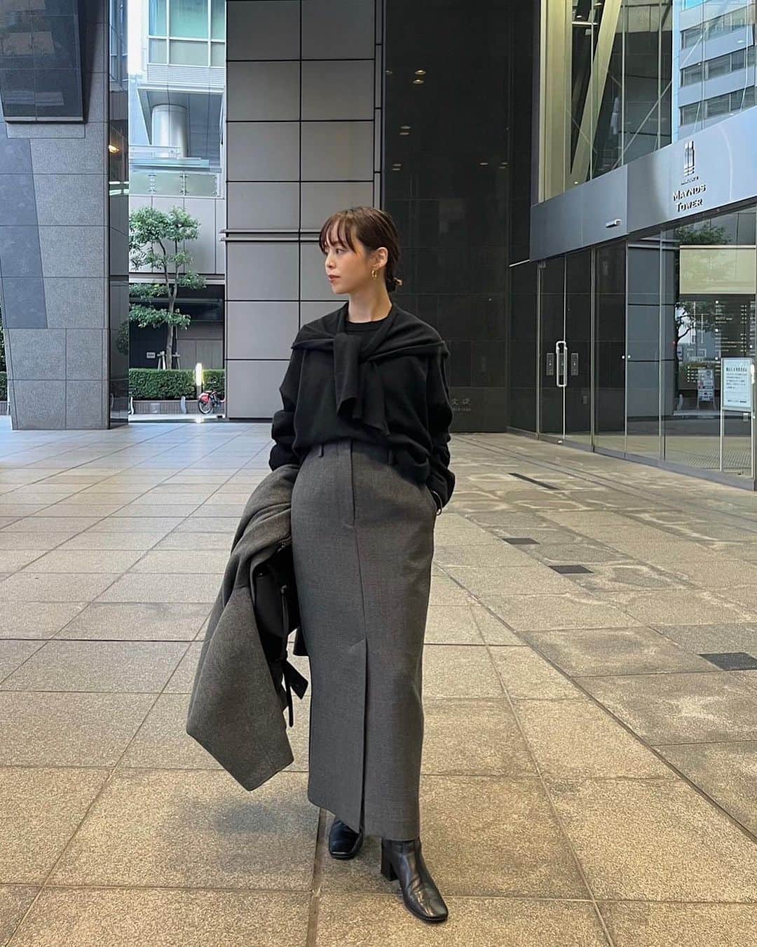 ETRÉ TOKYO ストアのインスタグラム：「@etretokyo  【 '23 Winter Pre Order 】 ㅤㅤㅤ ㅤㅤ #ETREフードストールニットプルオーバー BLACK / GREY / YELLOW F size ¥26,400(tax in)  ㅤㅤㅤ  新宿スタッフ @etretokyo_nami 167cm @saa_______yaa 153cn  本社スタッフ @sakiko_113 154cn  ㅤㅤㅤ 着用カラー：BLACK ㅤㅤㅤ ㅤㅤㅤ  - - - - - - - - - - - - - - - - - - - - - - - - - - - -  商品詳細はTOPページURLよりチェック🔍 ›› @etretokyo_store  ㅤㅤㅤ スタッフコーディネートも毎日更新中【 #etretokyo_staff_ootd 】をフォロー🐿️  TOPページの"フォロー中"から 気になるスタッフのアカウントをフォロー🤝  - - - - - - - - - - - - - - - - - - - - - - - - - - - -  ⁡  ㅤㅤㅤ 【INFORMATION】 ⁡ ⁡ ETRÉ TOKYOでは 冬の先行予約会を開催いたします。  -開催期間-  ◼️LUMINE SHINJUKU 8/24(thu) - 8/30(wed)  ◼️ONLINE STORE 8/24(thu)19:00 - 8/31(thu)12:00  ※予約受注会となります。 新宿店にてサンプルのご用意もございますので ご試着も可能です。 予約枠に上限がございます。  ※予約商品の画像はサンプルで撮影しております。 実際の製品と仕様や素材、サイズや色味等が多少異なる場合がございます。  ※お電話でのご予約はできかねます。  ※ご予約後のキャンセルは致しかねます。 お支払いは後払いになります。 ⁡ ※混雑時には入場制限及び試着点数 の制限を設けさせて頂きます。 また、お電話がつながりにくい可能性がございます。  予めご了承ください。 ⁡ ⁡ ご理解、ご協力を賜りますよう 心よりお願い申し上げます。 ⁡ ⁡  ㅤㅤㅤ ㅤㅤㅤ 【LUMINE SHINJUKU STORE】 ETRÉ TOKYO ルミネ新宿2店 TEL：03-5989-0979 ー営業時間ー (平日、土日祝)11:00-21:00  ⁡ #etretokyo #etre  #etretokyoshinjuku #2023etre #etretokyo_staff_ootd #2023aw #受注会 #先行予約 #プレオーダー #スタッフコーディネート #スタッフスナップ #冬服コーデ #ルミネ新宿2 #ジャケットコーディネート #白黒コーデ #黒ニット #スニーカースタイル #オールブラックファッション」