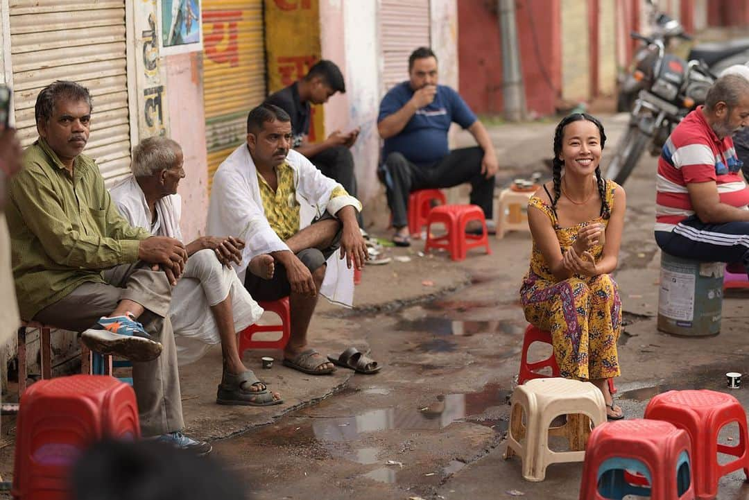 渋木さやかのインスタグラム：「🇮🇳ジャイプル　→  デリー  友人の荷物が大変なので、 大きい車をチャーターして約6時間ぐらいで移動。途中謎のサービスエリアで子供達は遊んだりと、まぁなんとか。お尻が四つに割れるかと思った。  そして、ついに、旅の目的である シヴァーナンダヨガに触れました。 教わっていた先生とも会えました！  私、ずっと肩を痛めていて出来ないポーズが沢山🥹 今までみたいにポーズが出来ない自分が悔しくて、アーサナ自体を手放していた時期がありました。自分が「できる範囲で」と生徒さんたちに指導していたのに。  美しくポーズやシークエンスを動画で残せないのですが、この体験を活かしてます。  いや、治るし治療してるんだけどさ、重度の四十肩？五十肩(正式名称忘れた)右の治療一年かけた後、左肩に移動し、いまリュックの左側が背負えず、夜中に激痛で泣きながら起きます。😂  でも、バックパックでインドに来てます。背負う時に命がけ。なんでリュックで来た、わたし。  #しぶきのインド旅 #ドングリ子連れ旅 #インド旅 Photo by @famousphotowala」