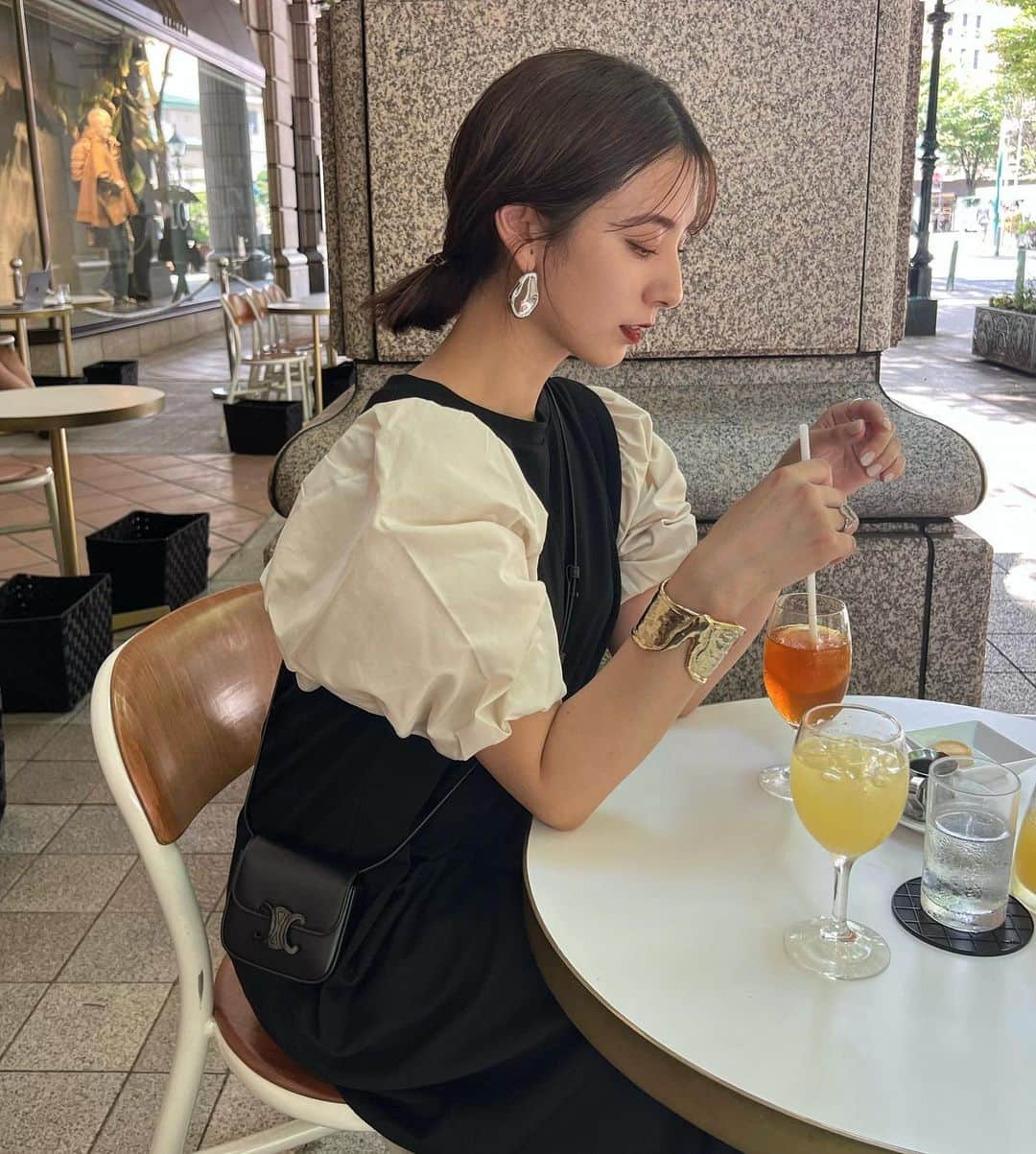 青野未来 / MikuAonoのインスタグラム：「. . 🍹🤍  #ootd op @classicalelf_official  bag @celine  acc @lilasmillesime_official  . . #lilasmillesime  #classicalelf #クラシカルエルフ#エルフコーデ#タイアップ#関西ママ#ママコーデ#zozotown#zozo#zozotown購入品」