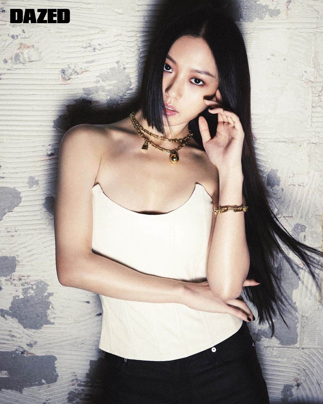 コ・ミンシのインスタグラム：「🔗⛓️💍🗝️💎🧝🏼‍♀️🌕🩵  언제나 청춘하세요.  사랑하세요.  with @tiffanyandco !  Where there is ‘Love’ there is life.   #tiffanyandco」