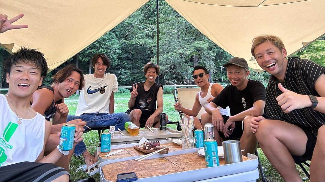 松下シュートさんのインスタグラム写真 - (松下シュートInstagram)「.  2023年 初 夏らしい事できました☀️  いつも早朝フットボールでお世話になってるみんなと✌︎('ω'✌︎ )  3枚目はアシタカを意識したけど、よう考えたら棒は持ってなかった。残念。  エイト君がずっとうるさくてツッコミまくってたんで、せっかくの大自然に囲まれたオフが仕事みたいになりました。  ギャランティ発生するレベルだったので吉本興業から請求書送っておきます。  カズさんがずっとずっと仕込んだお肉とか焼いてくれたり、アウトドアの達人かっこよすぎたので僕も勉強して、誰かにドヤ顔出来るようにしよって思いました。  #バーベキュー #キャンプ #newyokucity #キャンプメシ #キャンプ飯 #肉うますぎ #熟成肉 #大人の青春  #時差投稿」8月24日 12時08分 - pana_nowonsale