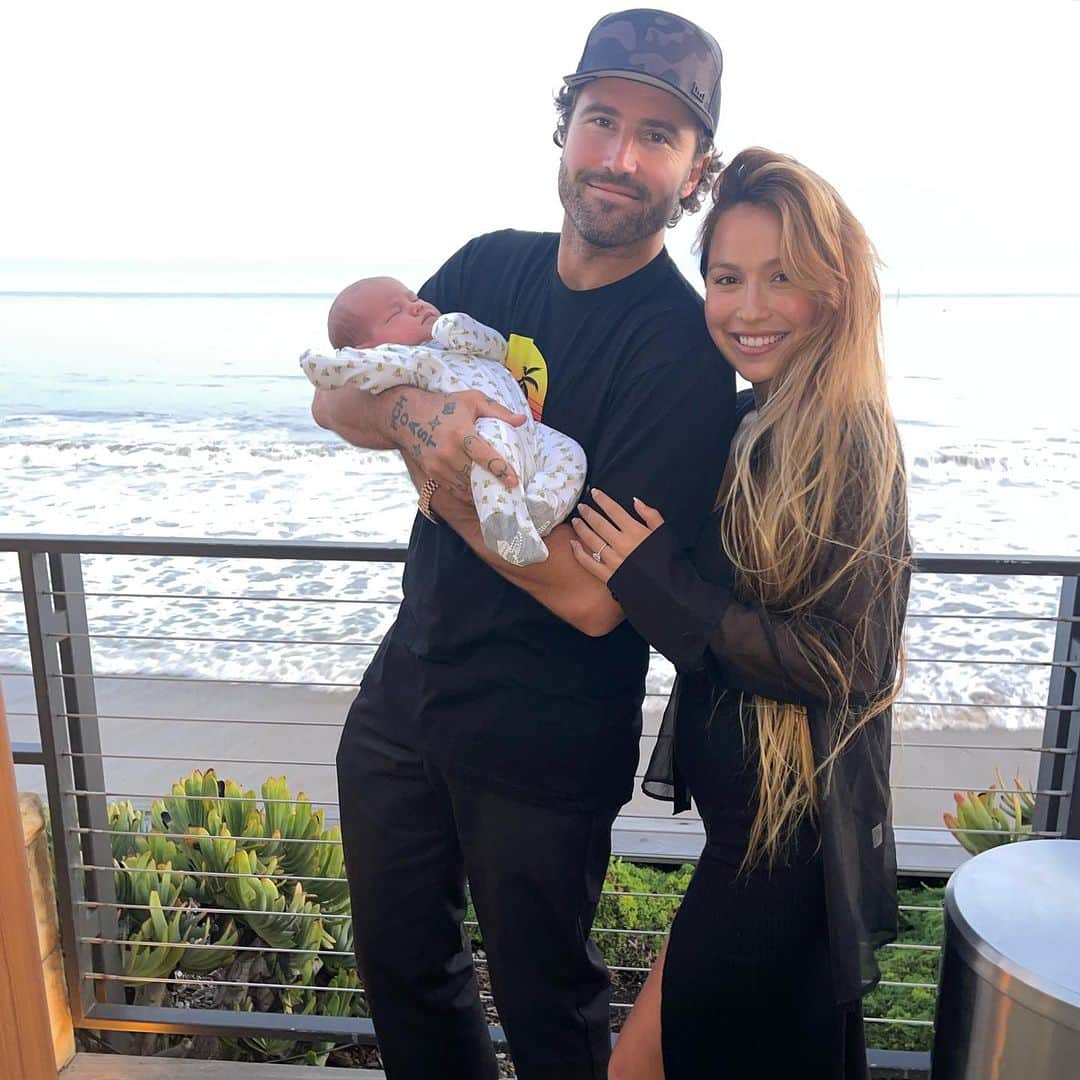 ティア・ブランコのインスタグラム：「First family dinner out for Daddy’s bday was a success 🎂❤️🥹」