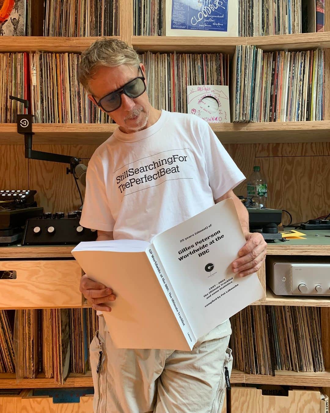 sacaiのインスタグラム：「sacai / Gilles Peterson  イギリスを代表するDJ Gilles Petersonの4年ぶりの来日ツアーの東京公演をsacaiがサポート。 ツアータイトル”Still Searching For The Perfect Beat”のグラフィックをプリントしたTシャツが8月31日(木)から sacaiオンラインストア限定アイテムとして1型6色にて展開。  Gilles Peterson来日ツアーの東京公演は 9月9日(土)にSpotify O-EAST / AZUMAYAにて開催予定。Tシャツの購入者は2000円でイベントへの入場ができる。  sacai will support Giles Peterson's Tokyo event of his Japan tour, titled "Still Searching For The Perfect Beat" which is printed as a graphic on a exclusive T-Shirt which will be available exclusively at sacai online store on Aug. 31st. Giles Peterson's Tokyo event will be at Spotify O-East /AZUMAYA on Sept.9th, with special ticket price for anybody who purchase the T-shirt at 2000 JPY.  ――――――――――― Contact presents Gilles Peterson -Still Searching for The Perfect Beat- supported by sacai at Spotify O-EAST / AZUMAYA @contacttokyo  ――――――――――― Lineup: GILLES PETERSON (Brownswood Recordings / BBC / Worldwide FM I UK) TOSHIO MATSUURA @toshiomatsuura  DAISUKE G.  @daisukeg  FRASER COOKE @marcfraser66   Lighting: MACHIDA  Laser & Visual Effect: REALROCKDESIGN ――――――――――― Open 11PM ¥5000 Door ¥4000 Advance ¥3000 Early Bird Ticket (Limited to 100) ¥2000 Under 23  ―――――――――――  #sacai #gilespeterson」