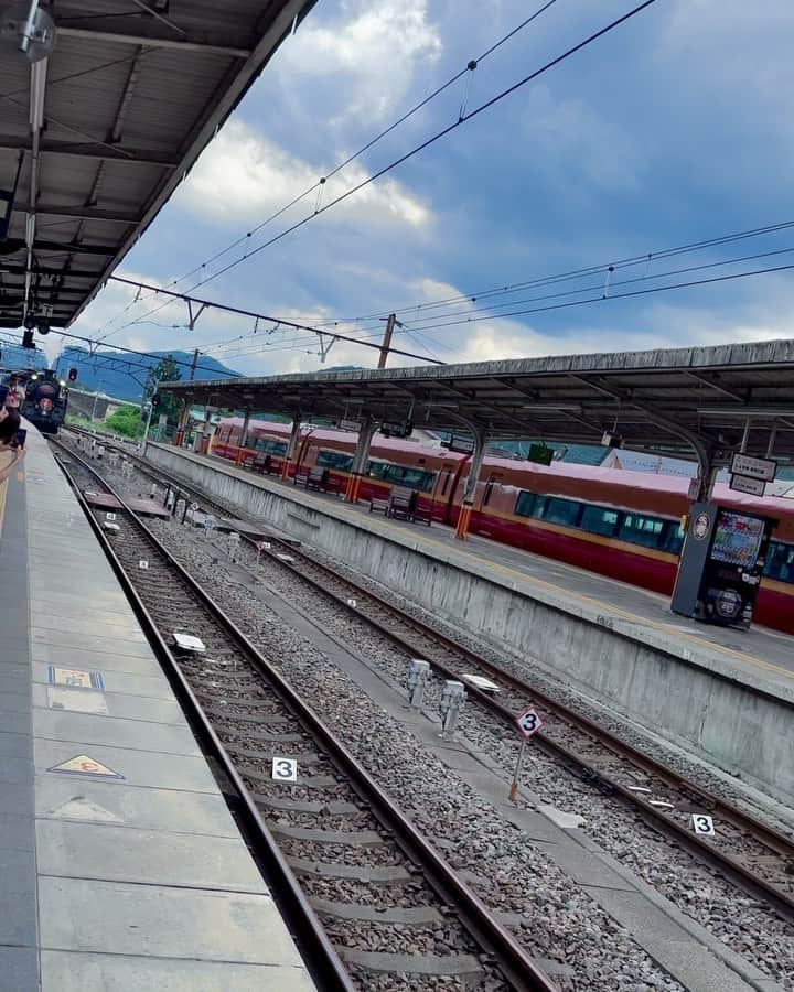 吉山りさのインスタグラム：「🚂 SL大樹に興奮し  最後まで手を続けるわたしが  最後窓に映ってた🤣  🫧 1時間前に たまたま大樹の写真撮ってたから嬉しかった🚂📸  乗りたい😍💕   #sl  #sl大樹ふたら  #sl大樹ふたら  #鬼怒川  #汽車  #ふたら  #sl復活 ありがとう #taiju  #sltaiju  #ミニsl 子どもの頃乗るの大好きだった #🚂 #tobu  #東武鉄道    #吉山りさ #動画 #電車  #日光 #日本 #温泉 #日本の風景  #日本の美  #列車 #鉄道」