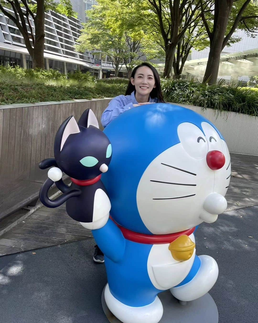 佐々木実季さんのインスタグラム写真 - (佐々木実季Instagram)「服がドラえもんカラーだった日🔵笑 口が３になってるドラえもん可愛い😆 　 #ドラえもん #六本木ヒルズ #roppongi #doraemon #カムカムキャット」8月24日 12時15分 - miki.sasaki_golf