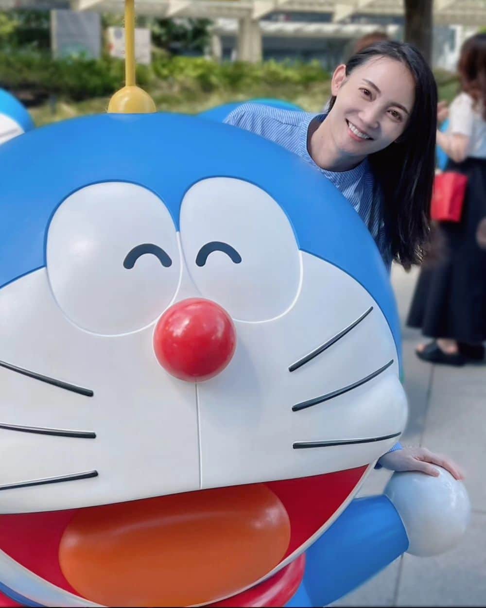 佐々木実季のインスタグラム：「服がドラえもんカラーだった日🔵笑 口が３になってるドラえもん可愛い😆 　 #ドラえもん #六本木ヒルズ #roppongi #doraemon #カムカムキャット」