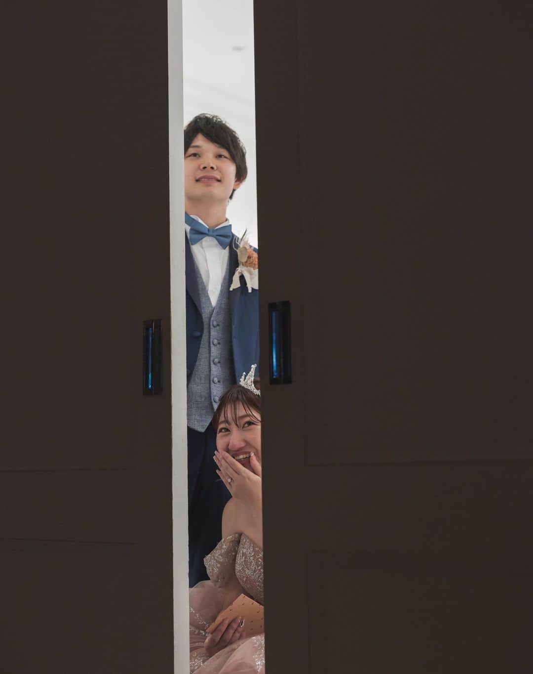のインスタグラム：「・  HappyWedding♡  エンドロールムービーが流れている時に後ろからこっそり👀♡  #ラヴィマーナ神戸 #プレ花嫁 #結婚準備 #結婚式準備 #神戸結婚式場 #大阪結婚式場 #式場探し #カップルレポート #リゾートウェディング #オリジナルウェディング #ナチュラルウェディング #ガーデンウェディング #ロケーションフォト #前撮り #フォトウェディング #海が見えるチャペル #海が見える結婚式場 #エスクリ花嫁 #ravimanakobe #ravimana#wedding #marry #resort #resortwedding #届かない想いはない #dlw#ラグナプリエ#lagunaprie」