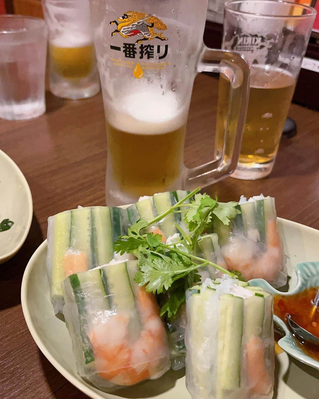 石田燿子のインスタグラム：「最近の美味しかったたべもの。とわたし。  追いパクチーしたい生春巻き🌿 ずっと一緒に飲みたかったメンバーだったから、よりおいしかったなー  ハワイ行きたい欲からスパムおにぎりが食べたくなって🏝️  さっぱりしゃぶしゃぶの新しい食べ方を研究中🫘 今回は納豆&長ネギソース🫶🏻  今日も暑いからしっかり食べて飲みましょうー あ、しゃぶしゃぶの美味しい食べ方あったら教えてくださーい🫠🫠 #spicymarket #yumyumkitchen」