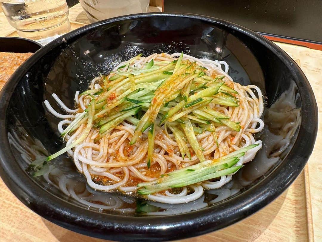 まえちゃんねるのインスタグラム：「今日のランチは、四川冷麺（そば）。 今日は久々に早めに帰れそうな雰囲気😊とは言えお仕事があるって有難いことです。  #ランチ #今日のランチ #蕎麦 #そば #冷麺 #四川冷麺」