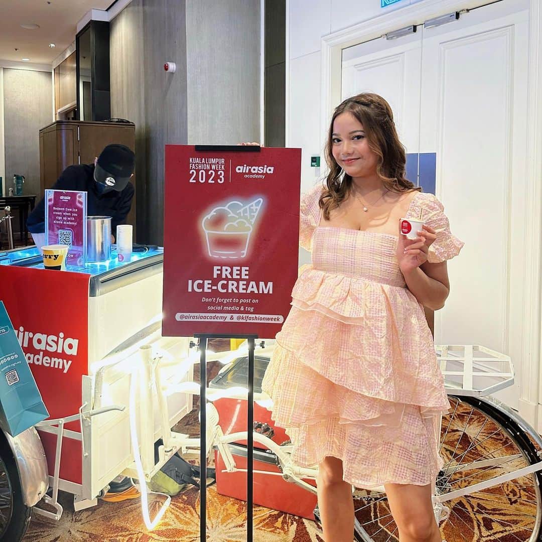 エアアジアさんのインスタグラム写真 - (エアアジアInstagram)「Get free ice cream when you register on airasia academy at KL Fashion Week  #KLFW #airasiasuperapp #onestoptravelsuperapp」8月24日 12時17分 - airasiasuperapp