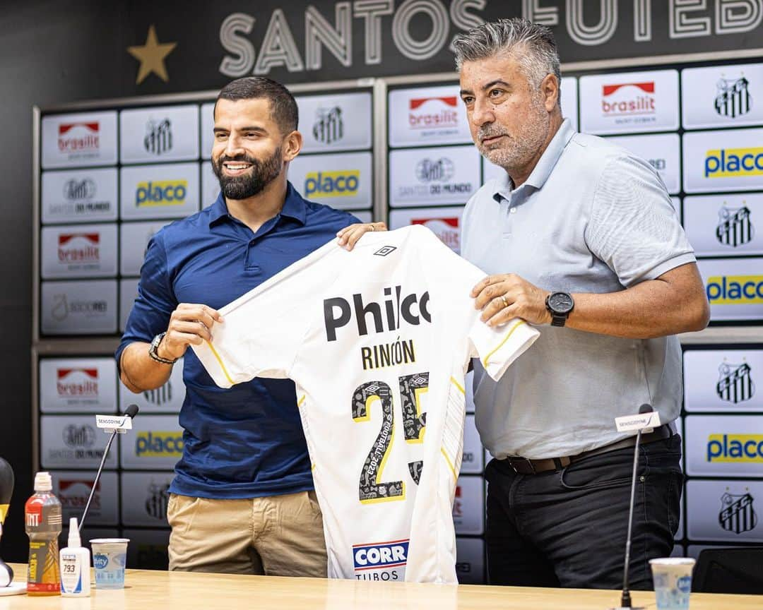 トマス・リンコンのインスタグラム：「Presentación Oficial ⚪️⚫️ @santosfc   #ruedadeprensa 🎤🫡」