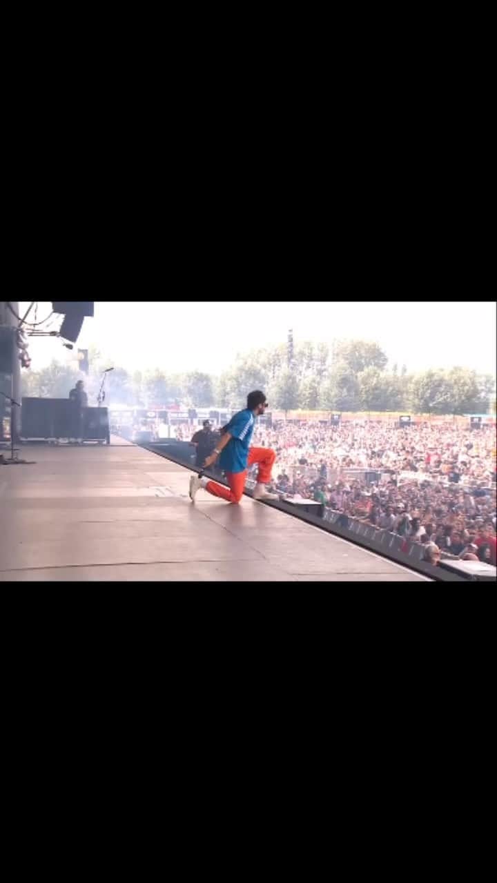 カサビアンのインスタグラム：「Who wants more mosh pit? 🔊🔊」