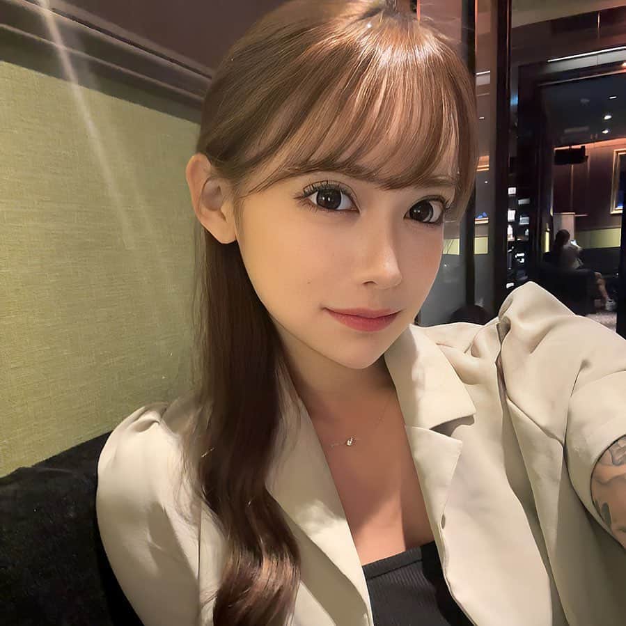 南まりあのインスタグラム：「Dがどんどん短くなっていきます..🐈‍⬛🖤 7月後期が気持ち的1番キツかったなぁ ・ こっからどんな気持ちの変化があって身体の変化があるのかたのしみな分、不安も強いです🙂 でもやれる事やるしかないのも事実🥹 ・ 美味しいものももちろん食べたいし好きな物死ぬってくらい食べたいけどその欲よりもステージでまりあヤバくない？！なにあの体！って思われるような体で早くステージにたちたいって気持ちの方が強くなってきたけど 正直まだ実感も湧いてません🪿 ・ 色んな人に迷惑もかけちゃってるしお誘いも断ること多いし犠牲が伴ってるし、自分の為に全力で応援してくれる人の為にも結果で返したい、でも1番は正直何も無い自分がどこまでやれてどこまで行けるのか気になるのが大きいけど🙊 ・ きっと整形と同じでボディメイクの沼に終わりないだろうけど🤣  初減量は今しか経験できないからこの感覚とか気持ちとか全部を大事にしたいからメモ代わりにインスタに残します✍️ ・ 残り全力でやりきる🔥🔥 #キャバクラ#キャバ嬢#筋トレ#トレーニング#六本木#トレーニング女子 #筋トレ女子 #ボディメイク#減量 #筋トレキャバ嬢」