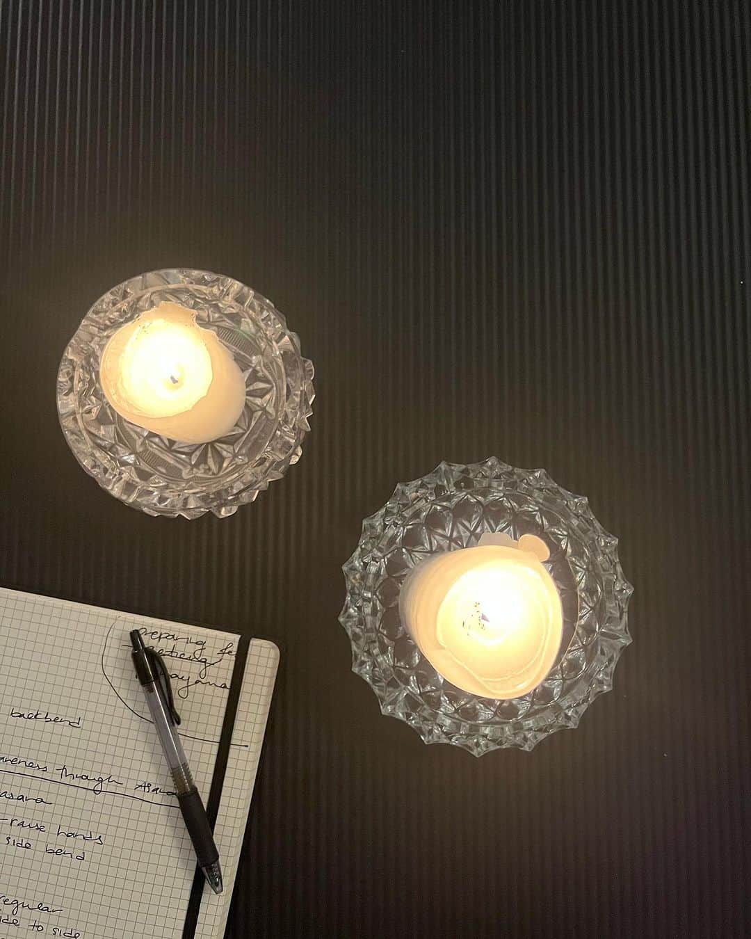 ハガーマガーのインスタグラム：「Pranayama is breathing slowly on purpose. That’s my favorites super-simple definition.  Writing a new on-demand class called ‘Preparing for Pranayama’. What’s YOUR favorite place to write? Comment below! . . . PS. I can’t stop talking about this yoga mat from @huggermuggeryoga It’s my new favorite: super for standing poses, and delicious for Savasana. You’ll find my tagged link when you click on the URL in my profile @lizzie.lasater」