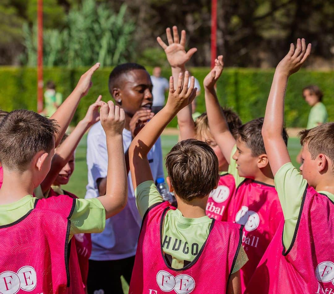 ジョリオン・レスコットさんのインスタグラム写真 - (ジョリオン・レスコットInstagram)「Loads of energy this morning @thecampusqdl with @joleonlescott ⚽️🇵🇹☀️」8月24日 3時38分 - joleonlescott