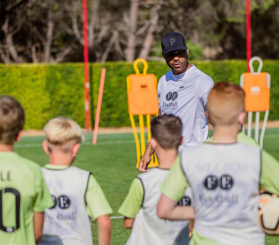 ジョリオン・レスコットさんのインスタグラム写真 - (ジョリオン・レスコットInstagram)「Loads of energy this morning @thecampusqdl with @joleonlescott ⚽️🇵🇹☀️」8月24日 3時38分 - joleonlescott