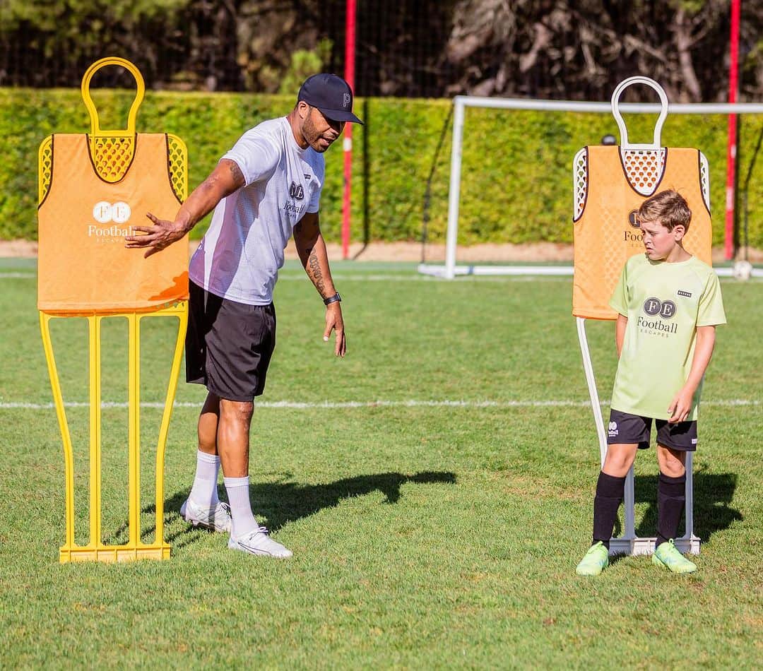 ジョリオン・レスコットのインスタグラム：「Loads of energy this morning @thecampusqdl with @joleonlescott ⚽️🇵🇹☀️」