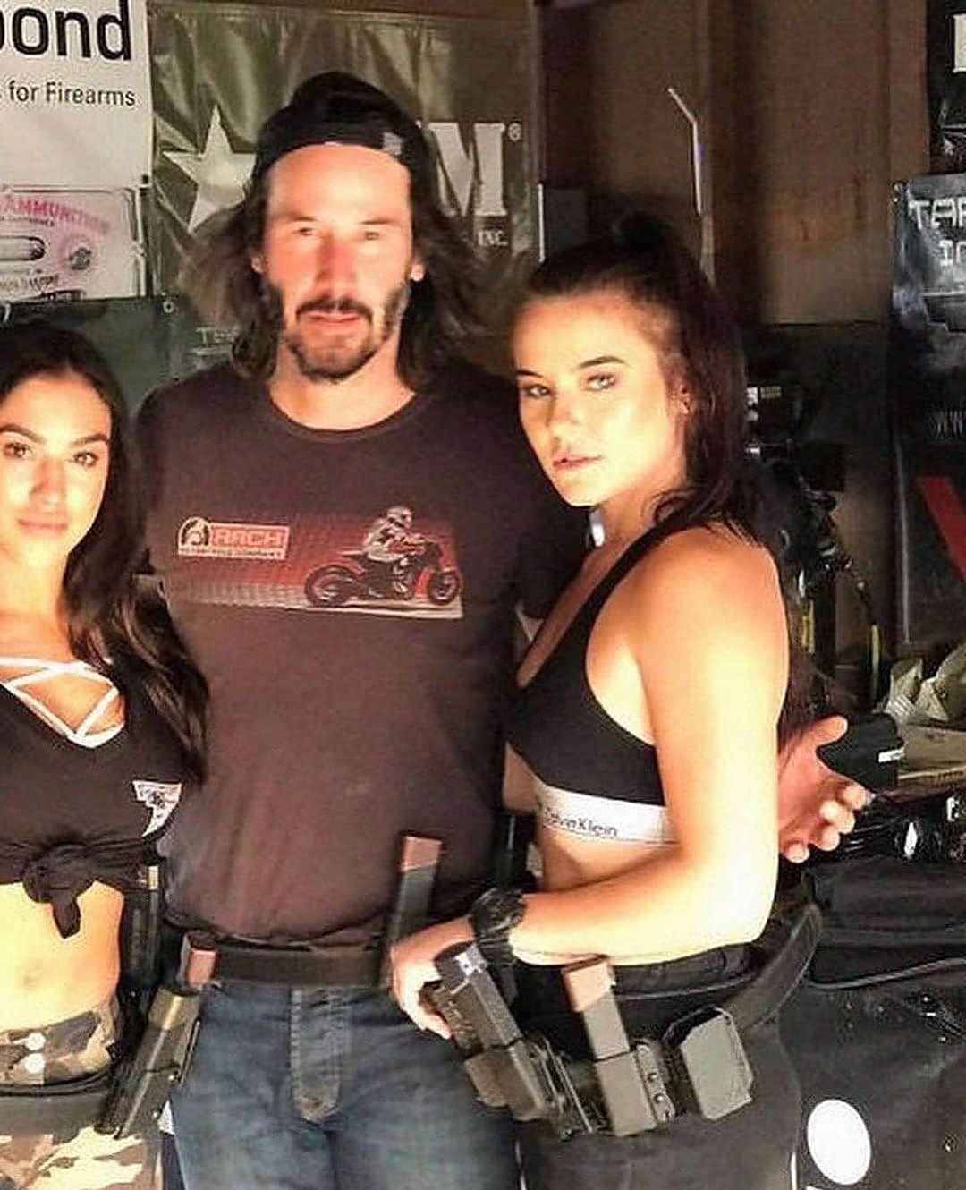 StreetArtGlobeのインスタグラム：「Keanu Reeves doesn’t touch people when taking pictures with them.  If you didn’t know, now you know…」