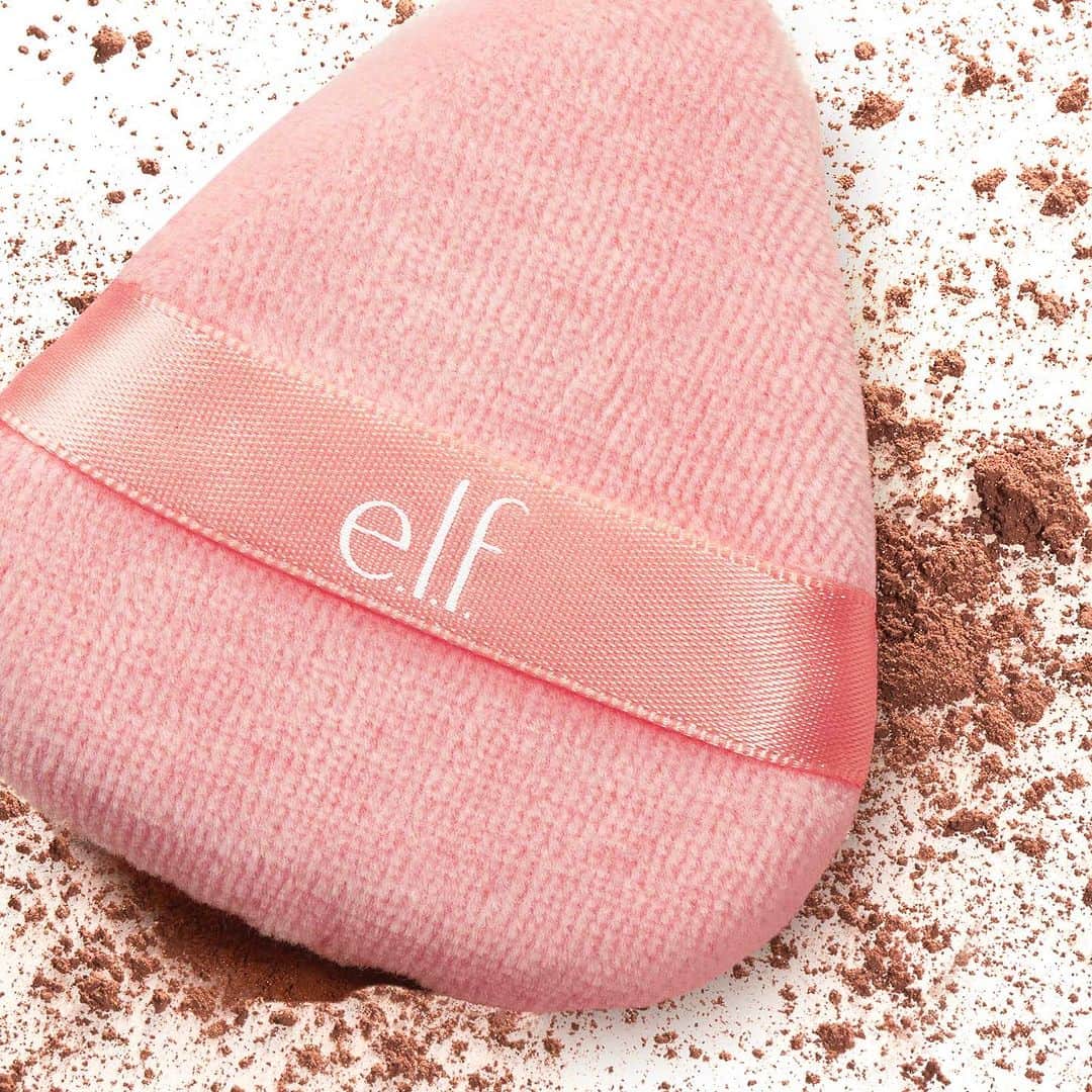 e.l.f.さんのインスタグラム写真 - (e.l.f.Instagram)「Flawless finish? Say no more! ✨ Halo Glow Powder Puff has got you covered... literally. 💁‍♀️  This 👏 machine washable 👏 velour powder puff is specially created to apply pressed or loose powders – like Halo Glow Setting Powder 😏 – for a dreamy, soft-focus finish.  Available for $4 at elfcosmetics.com, @ultabeauty and @target 🙌  #elfcosmetics #elfingamazing #eyeslipsface #crueltyfree #vegan」8月24日 3時58分 - elfcosmetics
