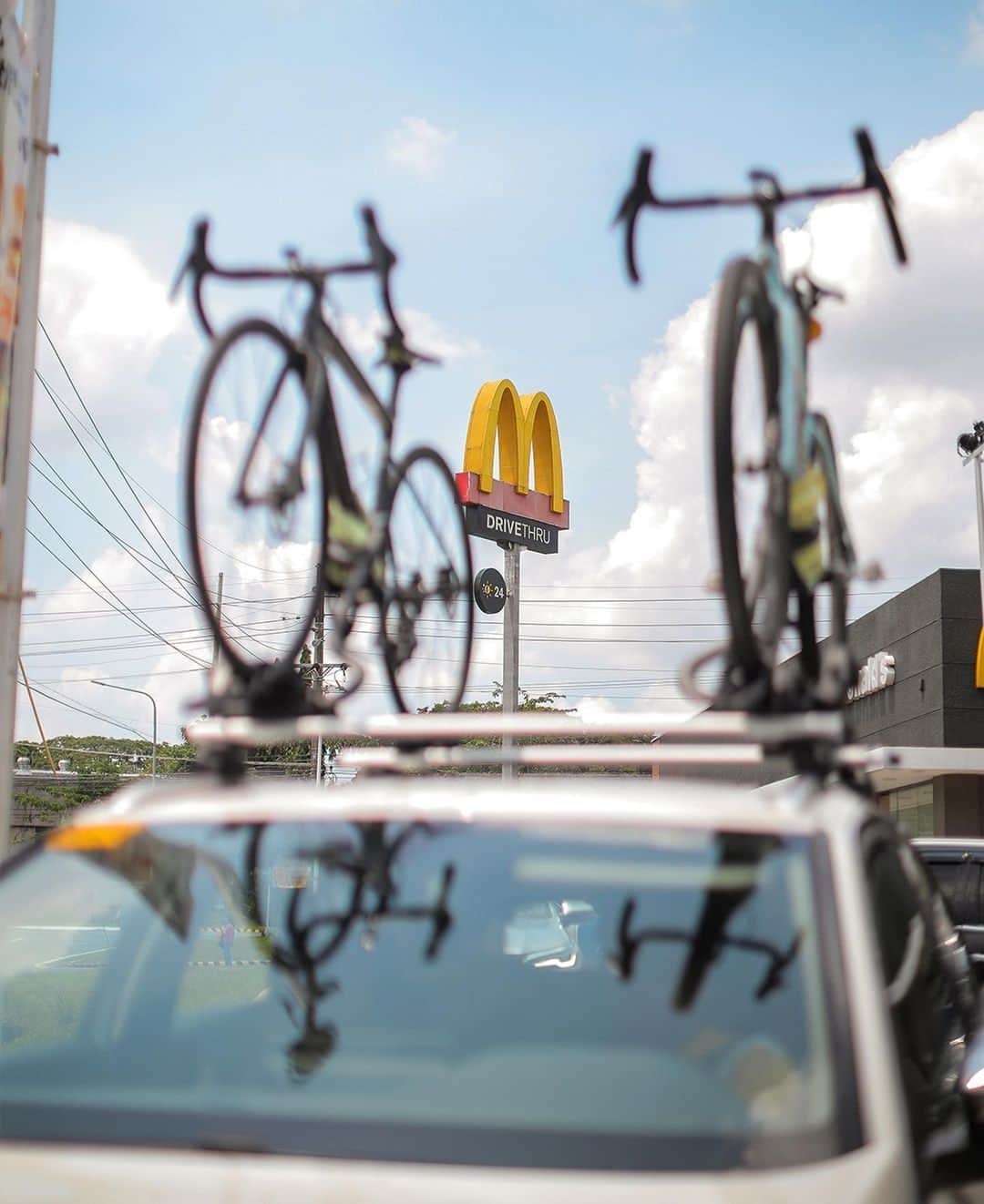 McDonald's Philippinesのインスタグラム：「Four wheels or two, all are welcome at McDonald's Ride-Thru! 🚗🚲   📸 by @chkxku」