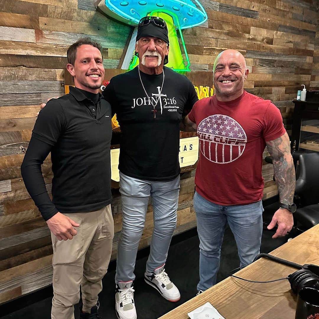 ハルク・ホーガンのインスタグラム：「Hogan and Rogan, Brother!! 💪 Link to watch the podcast is in my story, Hulkamaniacs!   @joerogan thanks for having me on @joeroganexperience 🔥」