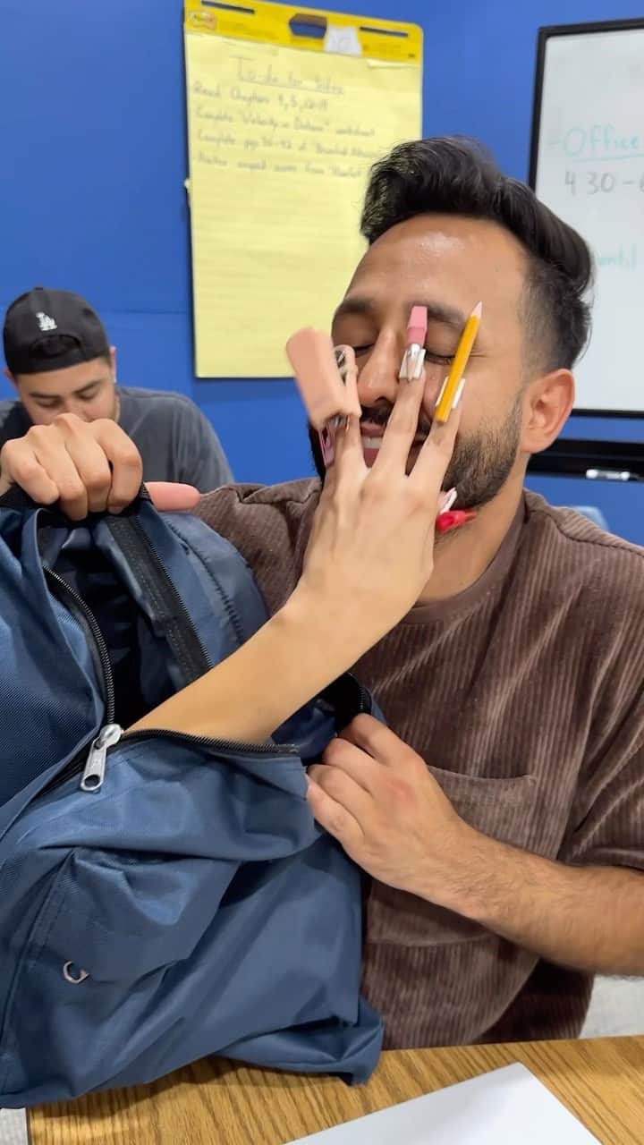Anwar Jibawiのインスタグラム：「Back to school nails 💅」