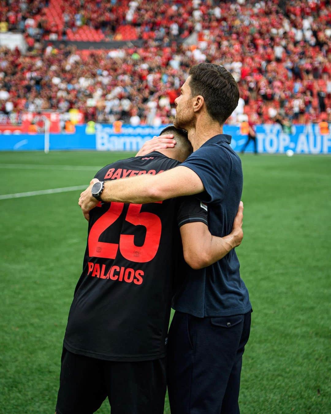 バイエル・レバークーゼンのインスタグラム：「🫂 Two World Cup winners under the cross 🖤❤️🔥 #Bayer04 @exepalaciosok @xabialonso」