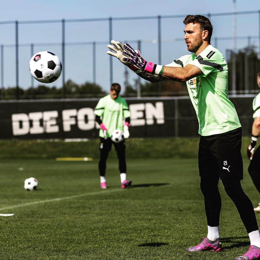 トビアス・ジッペルのインスタグラム：「⚽️👀 #letsgo #bmg @borussia @pumafootball」