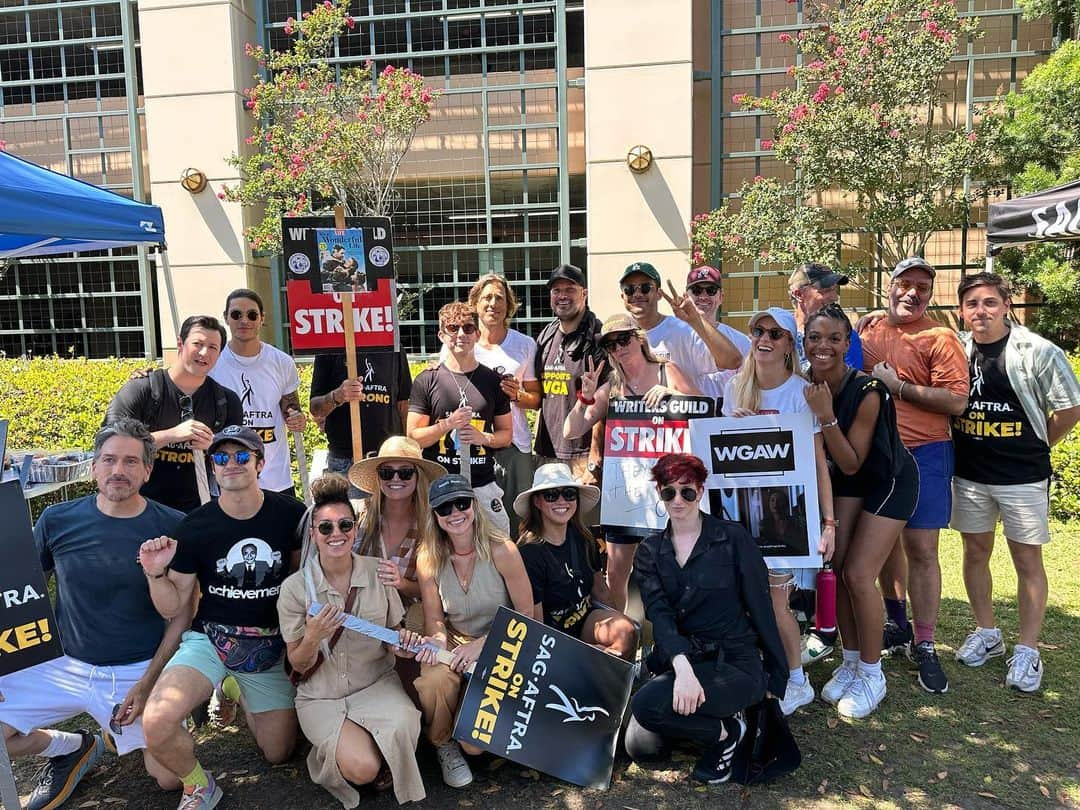 ケヴィン・マクヘイルさんのインスタグラム写真 - (ケヴィン・マクヘイルInstagram)「Glee day on the picket line. #sagaftrastrong #wgastrong #unionstrong」8月24日 4時29分 - kevinmchale