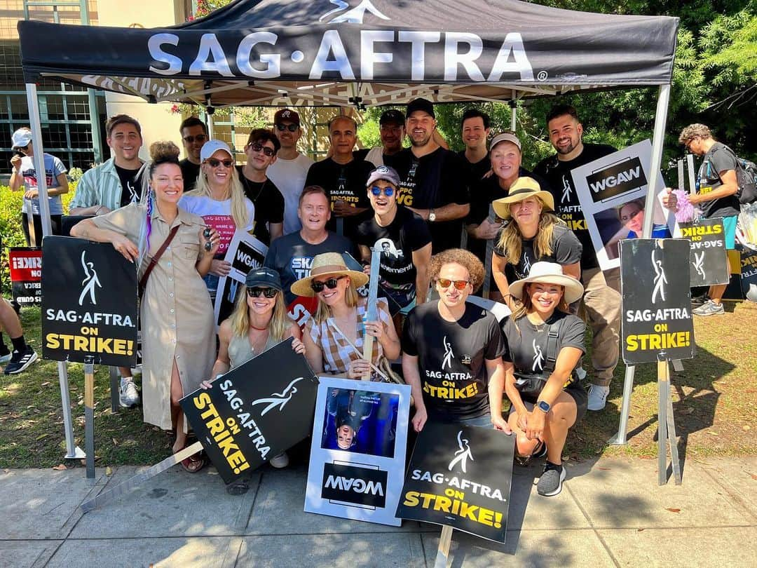 ケヴィン・マクヘイルさんのインスタグラム写真 - (ケヴィン・マクヘイルInstagram)「Glee day on the picket line. #sagaftrastrong #wgastrong #unionstrong」8月24日 4時29分 - kevinmchale