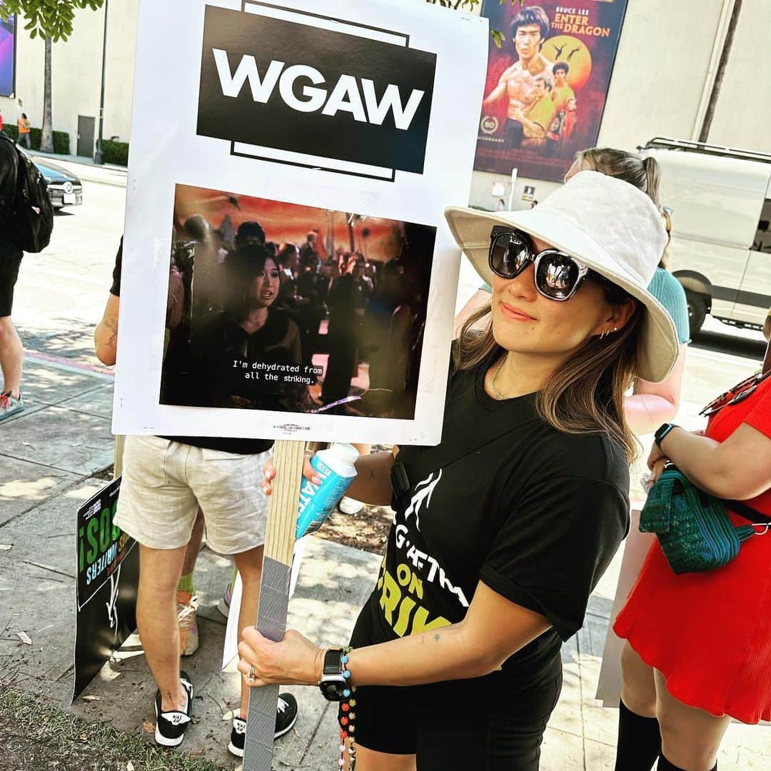 ジェナ・アウシュコウィッツのインスタグラム：「A day of Glee, reunions, picketing, friendship and solidarity. Glee brought so many people together and once again we are standing together in solidarity with our union, @sagaftra and our friends with the @wgaeast and @wgawest #unionstrong」