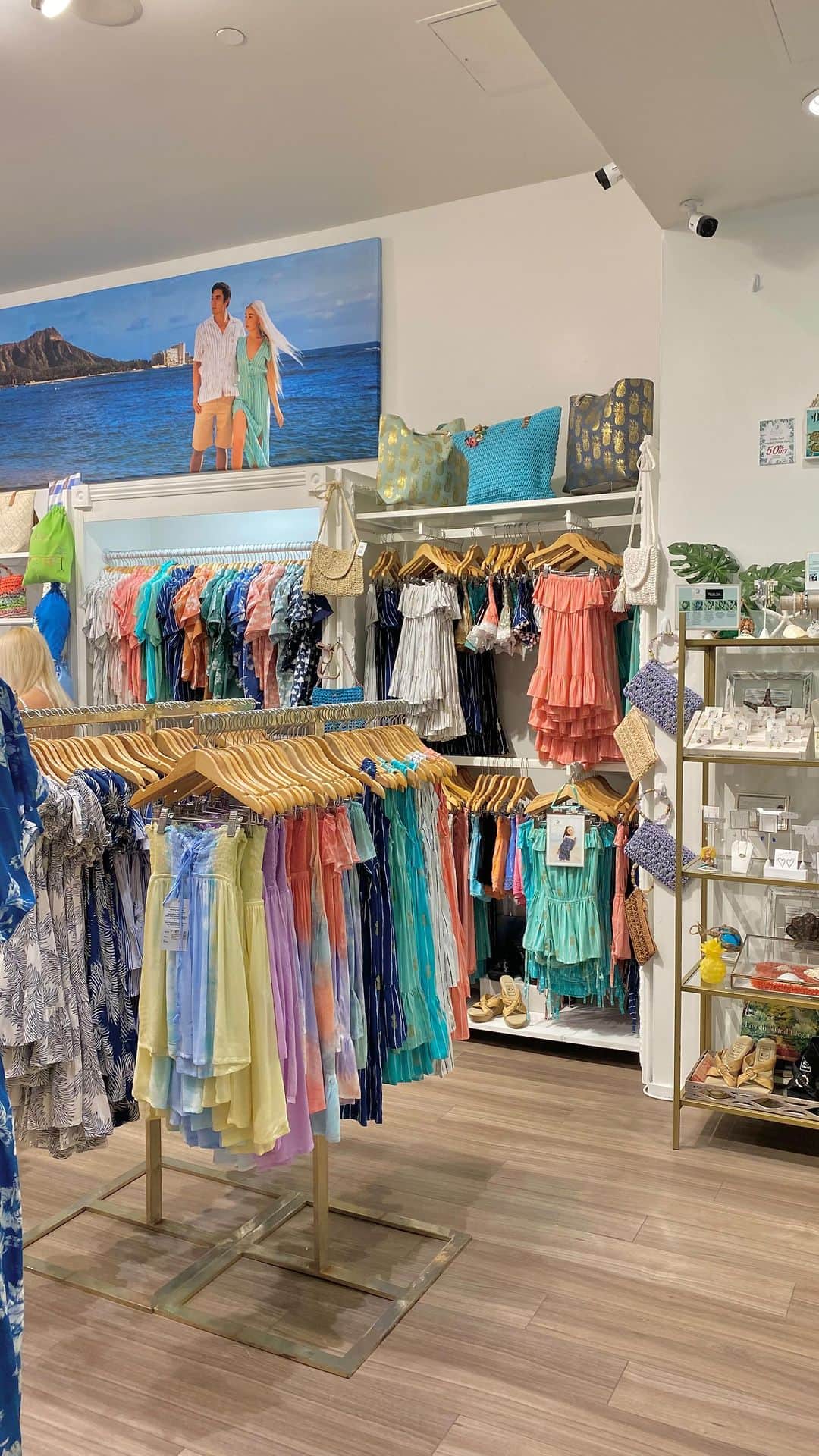 Angels By The Sea Hawaii Waikiki Based Boutiques ?Original clothing designed のインスタグラム：「Angels by the sea @angelsbythesea  お店にも是非遊びにお越しくださいね〜👼  Please come to us @angelsbythesea 👼  👗 @angelsbythesea  📸 @angelsbythesea  📍Angels by the sea , Honolulu  @angelsbythesea has been Hawaii’s resort fashion brand based in Honolulu, Hawaii, since 2010. Please visit our online store 🌺www.angelsbytheseahawaii.com Owner Designer Nina Thai (Miss Waikiki) @nina_bythesea (日本語勉強中📚🙇🏻‍♀️) Please feel free to tag your pic for a chance to be featured!  ハワイのリゾートファッション、 エンジェルズバイザシー はミスワイキキである Nina Thai によって作られたハワイオリジナルファッションブランドです🌴日本語ウェブサイトはこちら www.angelsbytheseahawaii.jp  ハワイやリゾートファッションが好きな人は是非私達のアカウントをフォローして下さい🙌また私達の商品をポストする際にタグ付けしていただいたら私達からリポストされるチャンスがあります  #angelsbytheseahawaii #angelsbythesea #resortwear #hawaii #waikiki #supporthawaii #sheratonwaikiki #bandeau #palmleaves #hawaiibeaches  #ハワイ #ワイキキ #カイルア #ラニカイビーチ #シンプルコーデ #ハワイ好きな人と繋がりたい #エンジェルズバイザシーハワイ #エンジェルズバイザシー #リゾートファッション #ハワイに恋して #ハワイ限定 #シェラトンワイキキ #ワイキキビーチ」