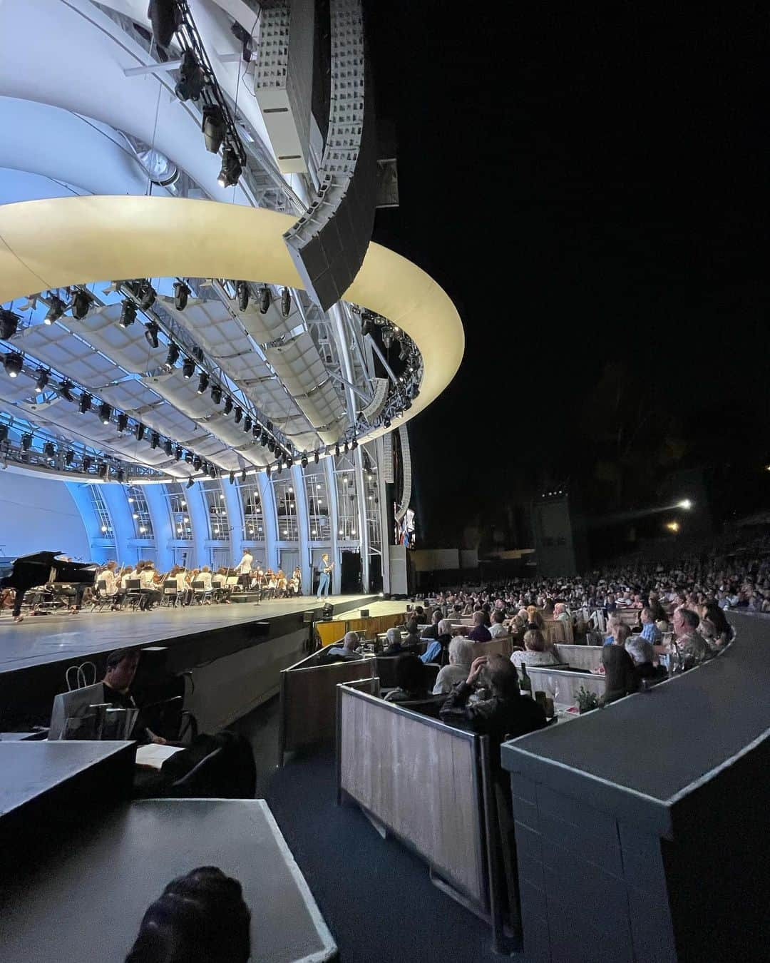 クレア・コフィーのインスタグラム：「Beautiful @hollywoodbowl & warmest LA crowd, what a JOY to unleash @christhile’s #Attention across the stage last night !! With the TREMENDOUS @teddyconducts and @laphil (+ amandaleahbrown, @fabonadime, @georgiajacobson, @livingstontenor & @_ryanwolfe) !!! Next stop, Louisville 💙 📸: @jodyapril」