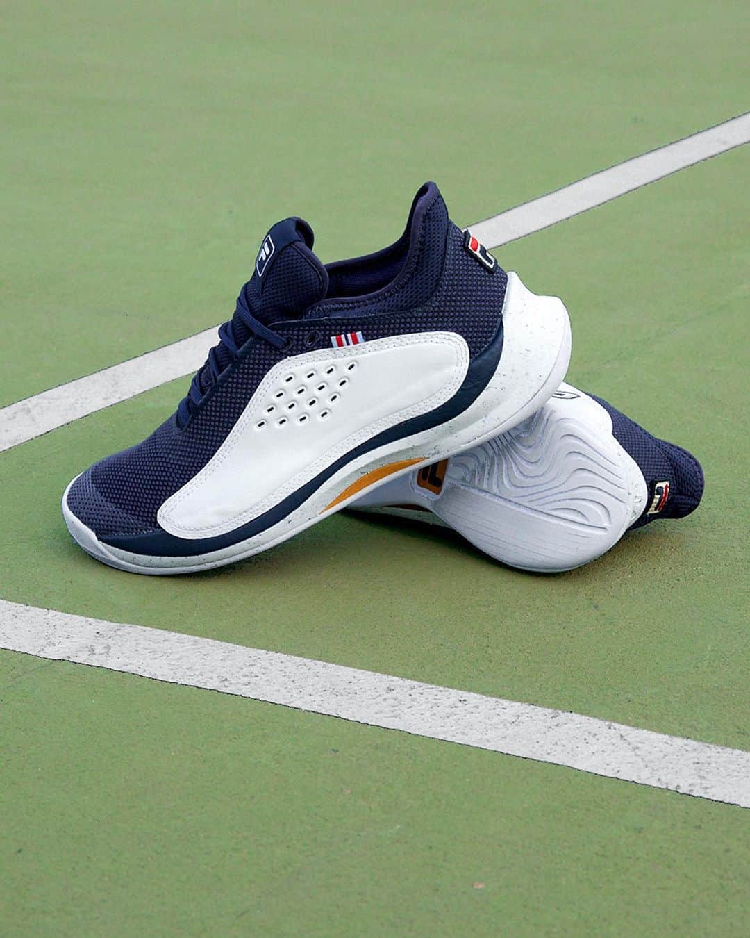 カロリナ・プリスコバのインスタグラム：「Side to side traction ✅ Maximum support ✅  Meet FILA’s newest performance tennis shoe, the Mondo Forza, at the link in our bio.   #filatennis」