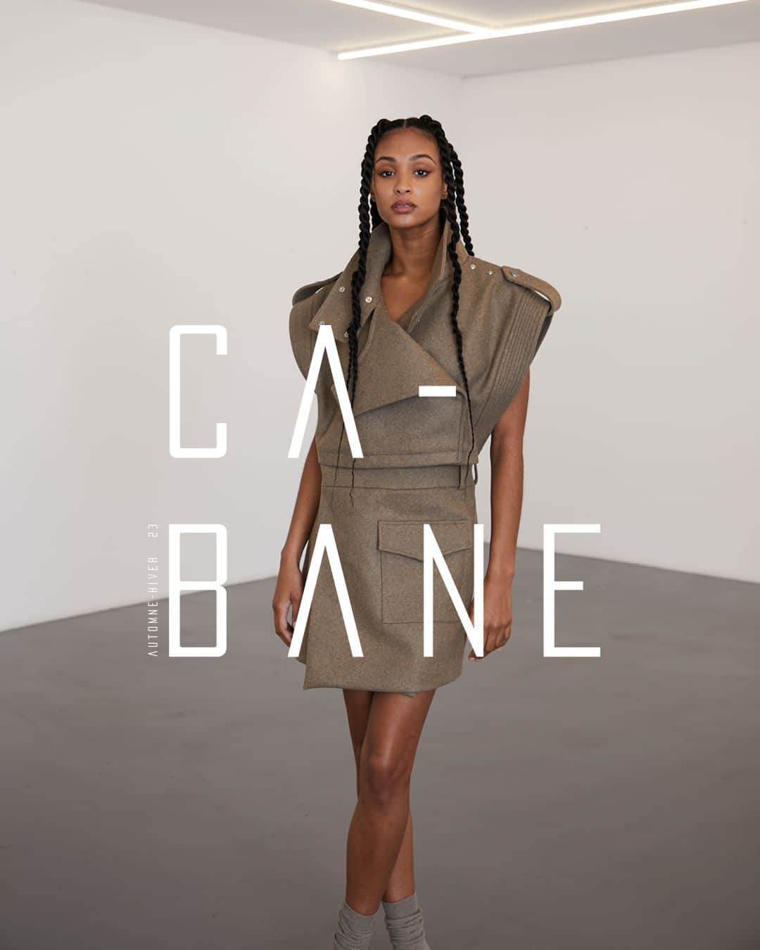 ヴァランティンゴティエのインスタグラム：「CABANE - Collection automne hiver 2023  Inspirée par le cabanon de le Corbusier, la pièce Nilss en drap de laine ou coton déperlant permet de moduler les trenchs, parkas, et accessoirise une silhouette inclusive. La parementure écrue augmente cette notion de vêtement évolutif.  Inspired by Le Corbusier's cabin, the "Nilss" piece in wool or water-repellent cotton allows for the modulation of trenches and parkas, accessorizing an inclusive silhouette. The ecru facing enhances the concept of an evolving garment  #valentinegauthier #fw23 #cabane #fallwinter」