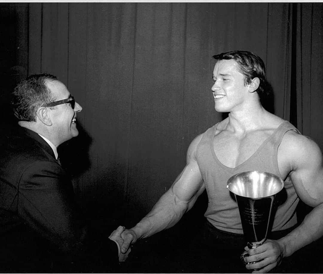 アーノルド・シュワルツェネッガーのインスタグラム：「People make fitness complicated, because then you have to pay them to decode it. The truth is doing something every day matters more than any debate about training. Join our village (we make it uncomplicated, positive, and free with our daily email.) Link in my bio 💪.」