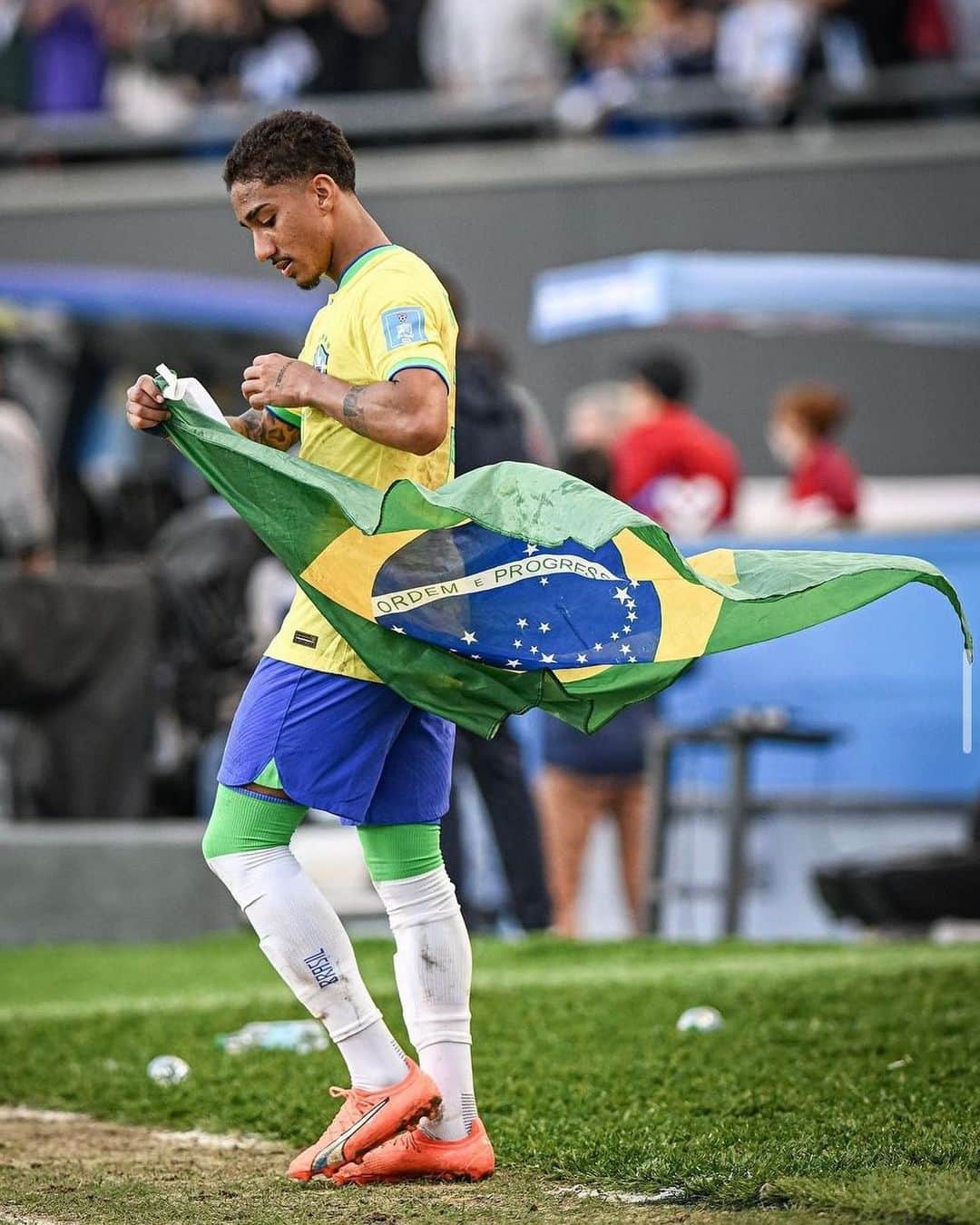 バイエル・レバークーゼンのインスタグラム：「𝐌𝐮𝐢𝐭𝐨𝐬 𝐏𝐚𝐫𝐚𝐛𝐞́𝐧𝐬 🙏🇧🇷 #Arthur has been called up for the @cbf_futebol U23s Pre-Olympic squad! 👏  They head to Morocco for two friendlies during the next month!  #Bayer04 #InternationalWerkself 🌎 📸: @arthurams_」