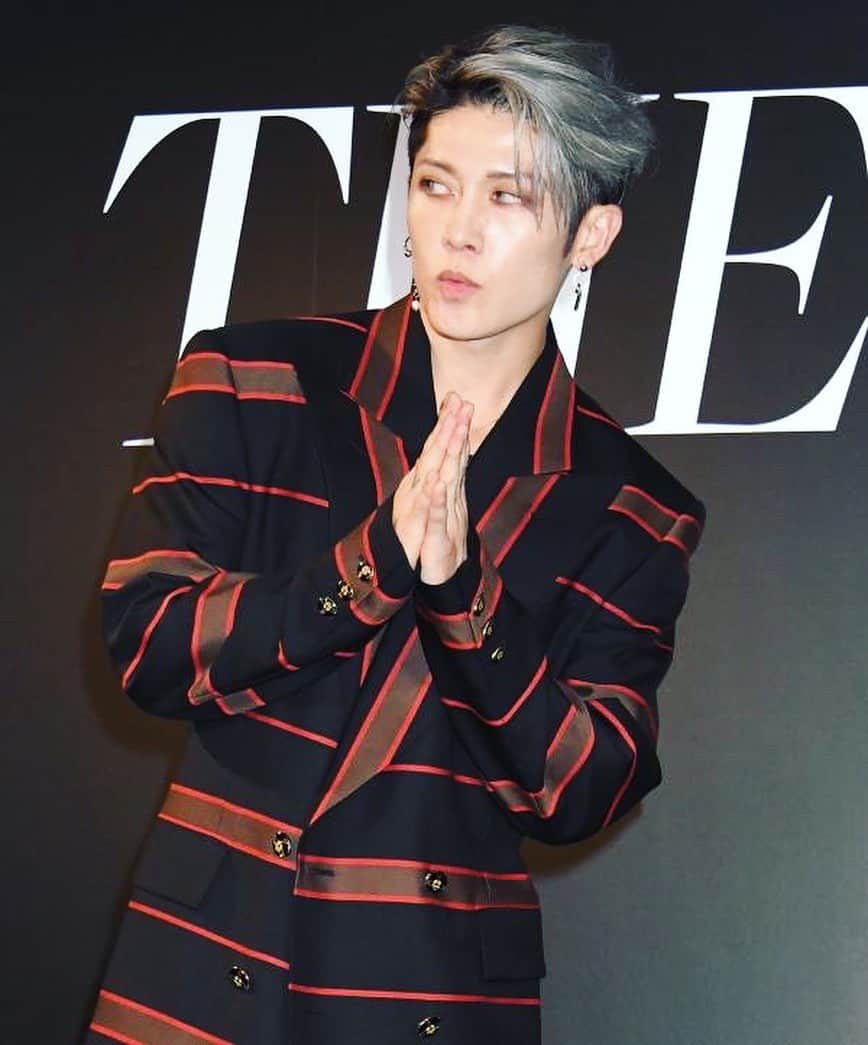 雅-MIYAVI-のインスタグラム：「🙏🏻😗💕  #Repost @viviennewestwoodjapan ・・・ THE LAST ROCKSTARSの新譜「PSYCHO LOVE」のリリースとライブ開催を告知したプレスカンファレンスにて、ギタリストのMiyavi が着用したVivienne Westwood 2023年秋冬コレクションのHUMPHREY JACKETとTROUSERS。  @miyavi_ishihara photographer: Jun Sato / @junsatophoto stylist: Masayuki Sakurai / @masayukisakurai1009  #VivienneWestwood #ヴィヴィアンウエストウッド」