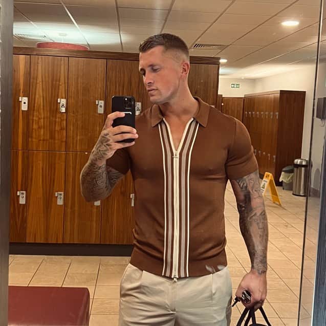 ダニエル・オズボーンのインスタグラム：「When you get ready & realise you’ve dressed up as a David Lloyd changing room…. 🤦🏼‍♂️😄」