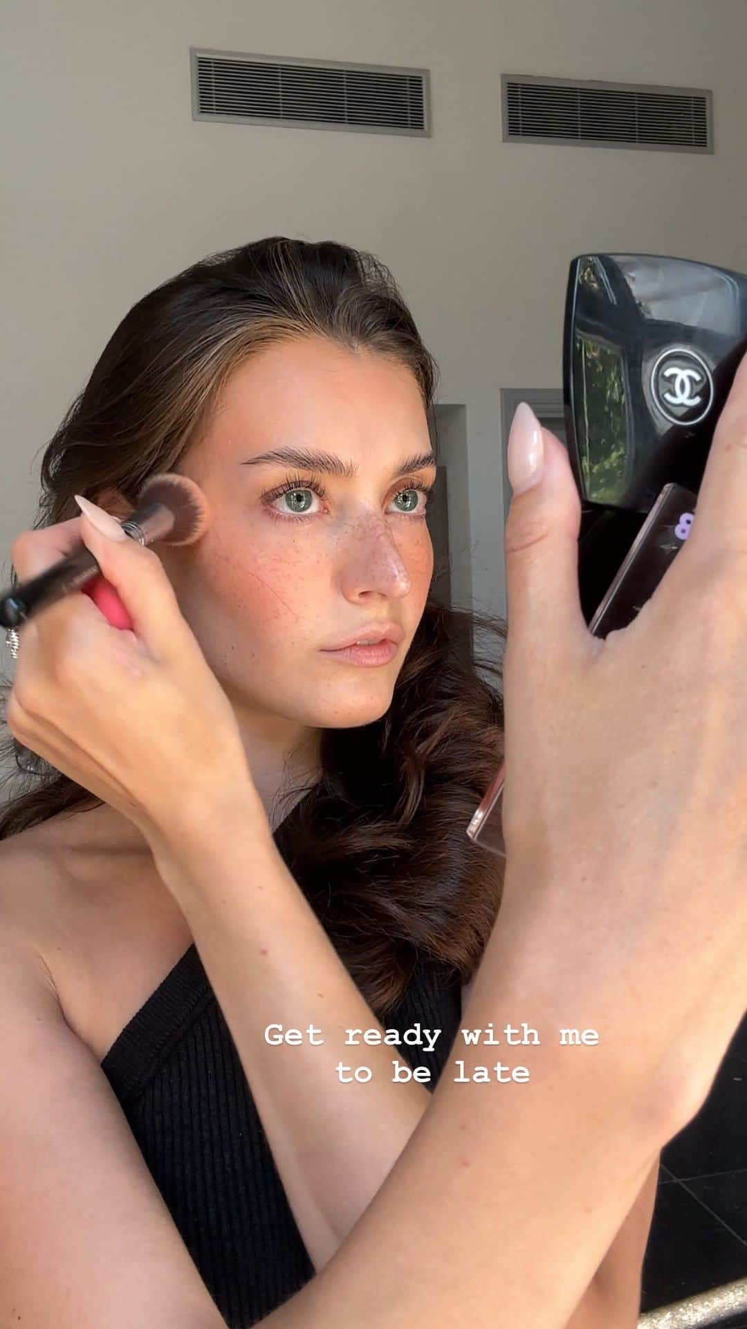 ジェシカ・ジェーン・クレメントのインスタグラム：「Wasn’t gonna post this.. but it’s the reality behind most  of my unposted GRWM videos 🫠 always running out the door before I finish!! This was right before @jelena.nyc’s wedding so I could NOT be late 😅  Products used: The biossance sunscreen was recalled, just discovered this right now, so take this as a PSA 😔😢 @beautybakeriemakeup - The Butter HydraSilk Primer @welovecoco - N°1 De Chanel Foundation I repackaged into an empty transparent twist pen from Amazon for travel - mixed shades B20 & B40 here  @tomfordbeauty Shade & Illuminate Palette(bronzer) - Intensity 1 @tower28beauty - BeachPlease Lip + Cheek Cream Blush - Happy Hour @trinnylondon - Cheekbones(as contour) - Kate  @natashadenonabeauty - Mini Biba Eyeshadow Palette  @urbandecaycosmetics - Moondust Eyeshadow - Space Cowboy」