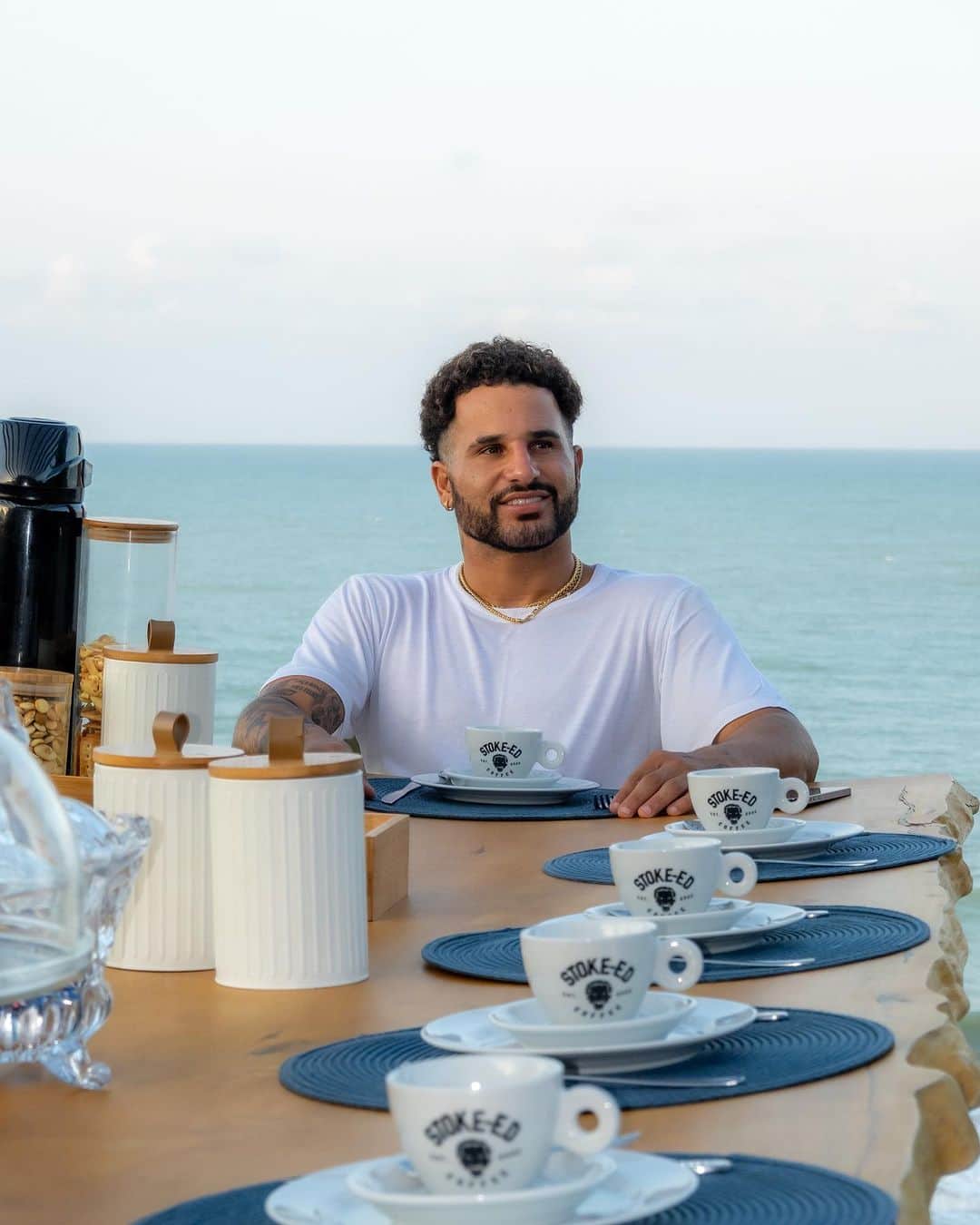 イタロ・フェレイラのインスタグラム：「Esperando vocês p/ o café da tarde!?」