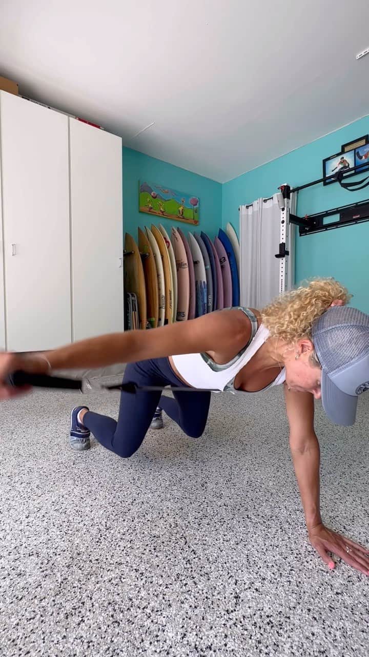 リンゼイ・ジャコベリスのインスタグラム：「External shoulder progressions. Whatever level you need/prefer, there are ways to switch it up and to progress. Driving cars, computer work and especially surfing for me makes my internal rotation tight. What variation would you try?」