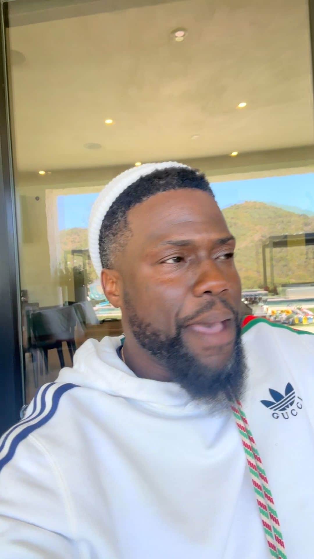 ケビン・ハートのインスタグラム：「44 and sitting my ass down!!!!! I got to be the dumbest man alive!!!!! What the fuck am I doing???? I blew my shit….I’m done. FML」
