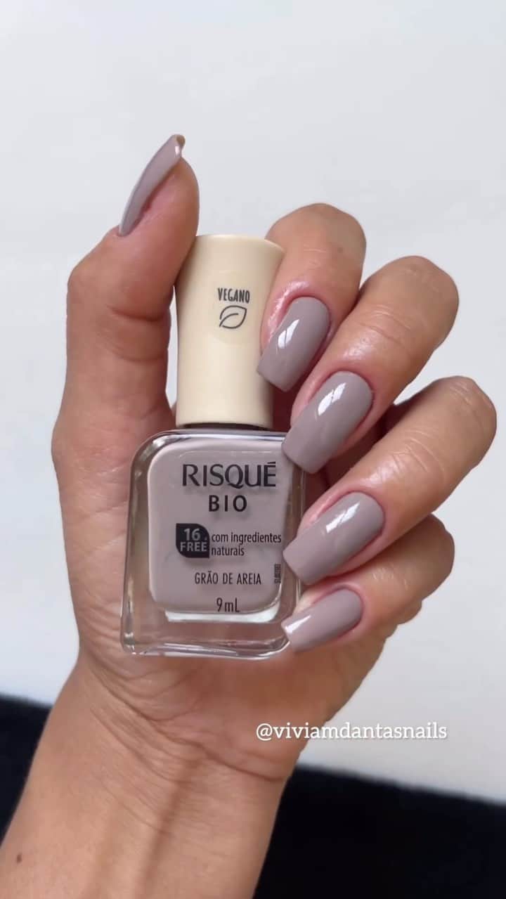 Risqueのインスタグラム：「Aquele basiquinho que a gente ama. 🥰 @viviamdantasnails não perdeu tempo e já testou o novo vidrinho Grão de Areia de #RisquéBio. Perfeito pra um look neutro, sem abrir mão da elegância.  #RisquéBio #EsmaltesRisqué #EsmaltesVegana #RisquéDaSemana」