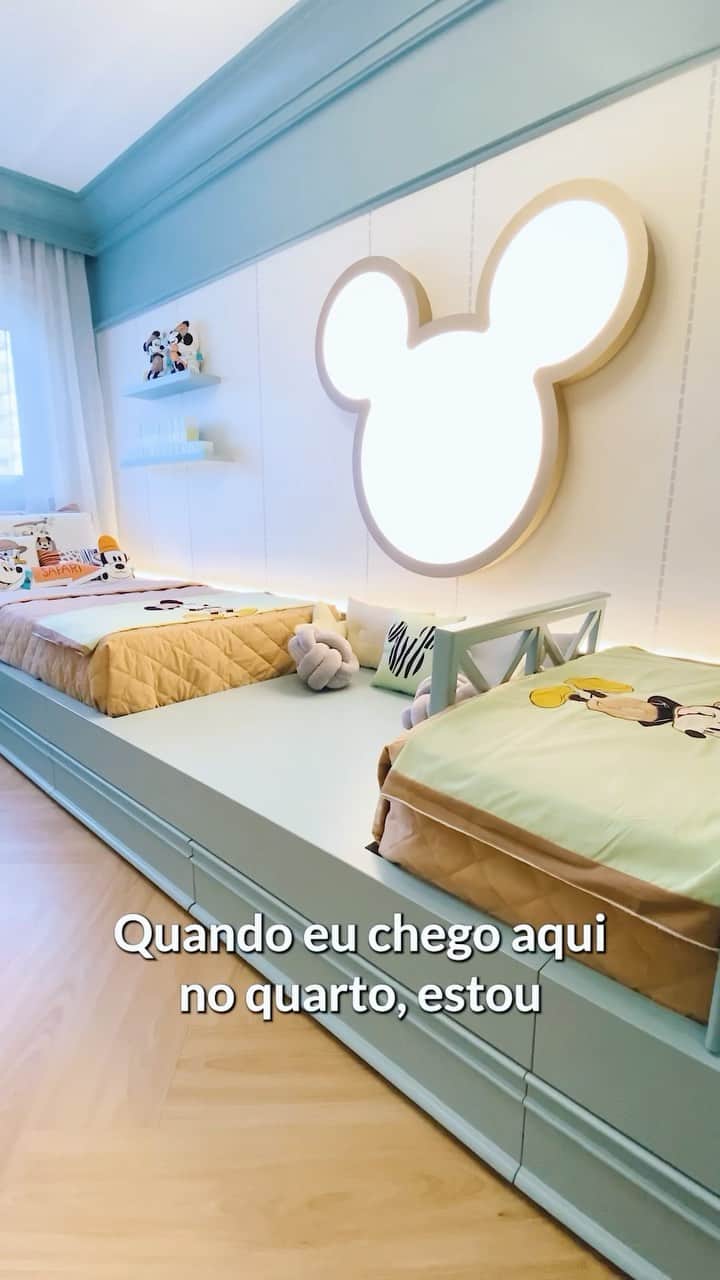 マリ・マリアのインスタグラム：「O quarto @graodegente do David e do Noah no nosso apê em São Paulo ficou um verdadeiro SONHO! 😍 Não via a hora de mostrar pra vocês!  Escolhemos Mickey Mouse Safári porque esse tema tem um significado super especial na minha história com os meninos! 💚  Não sei se todo mundo sabe, mas nas duas vezes que descobri a gravidez, eu estava na Disney. Então, esse quarto não poderia ser mais especial.  Mickey Mouse Safari é um lançamento exclusivo da Grão de Gente que acabou de chegar no site! Todas as peças têm bordados e estampas oficiais Disney e cada detalhe é impecável! 👏  Não ficou incrível? Se você também amou, corre lá na @graodegente para conferir esse lançamento apaixonante! ✨💚」
