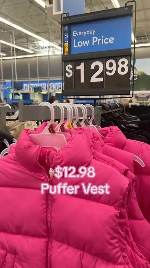 Wal-Mart Stores, Incのインスタグラム：「Pink. Puffer. Vest. All that’s left to say is: link in bio.👌 #PufferVest #WalmartFinds #WalmartFashion 🎥 : @miranda_harness」