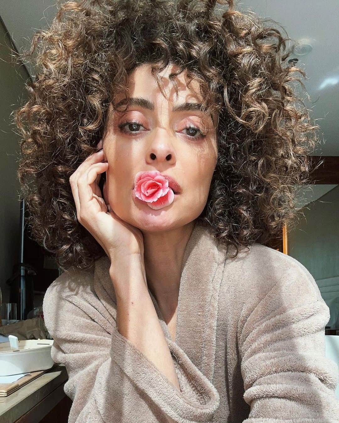 ジュリアナ・パエスのインスタグラム：「“… pense nas flores que você planta a cada ano no jardim elas nos ensinam  que as pessoas também murcham  caem criam raíz crescem  para florescer no final”   Via @rupikaur_」