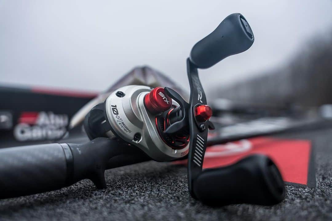 アブガルシアのインスタグラム：「Best in class precision, power, & performance - the Revo STX low profile is built with an asymmetrical body design for improved balance & in-hand feel, with upgraded internals like an IVCB-6 braking system + 25lbs of Carbon Matrix drag for optimal performance on every cast.   #abugarcia #fishtowin #fishing #bassfishing #revo」